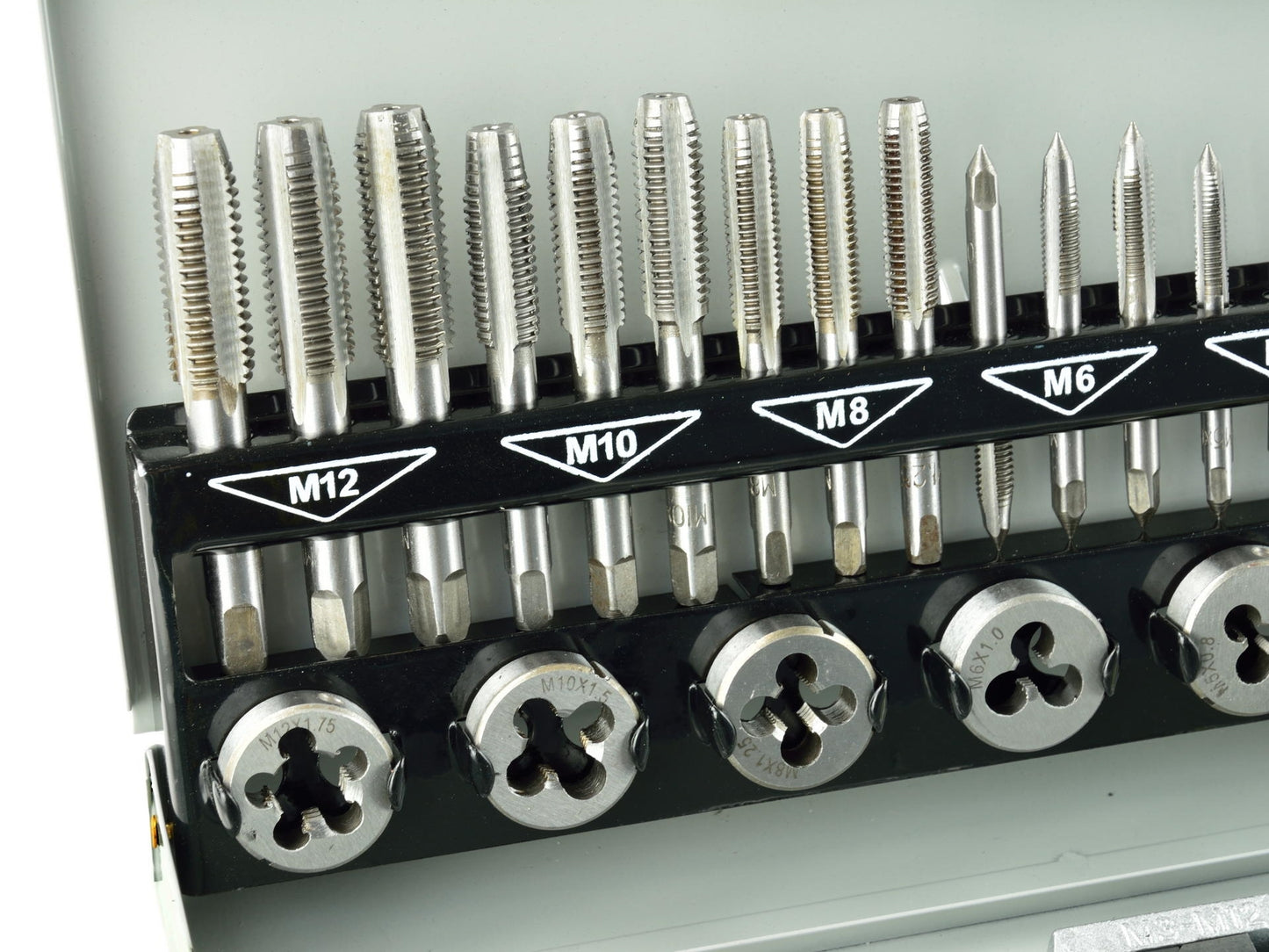 Set tarozi si filiere M3-M12 32 elemente, GEKO G38301