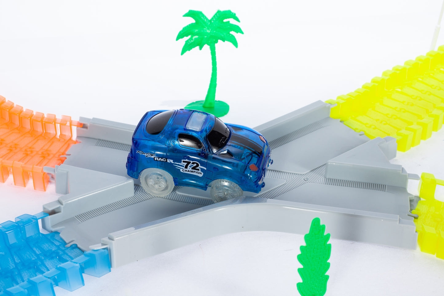 Pista luminoasa cu 2 masinute 360 piese, MalPlay 106587