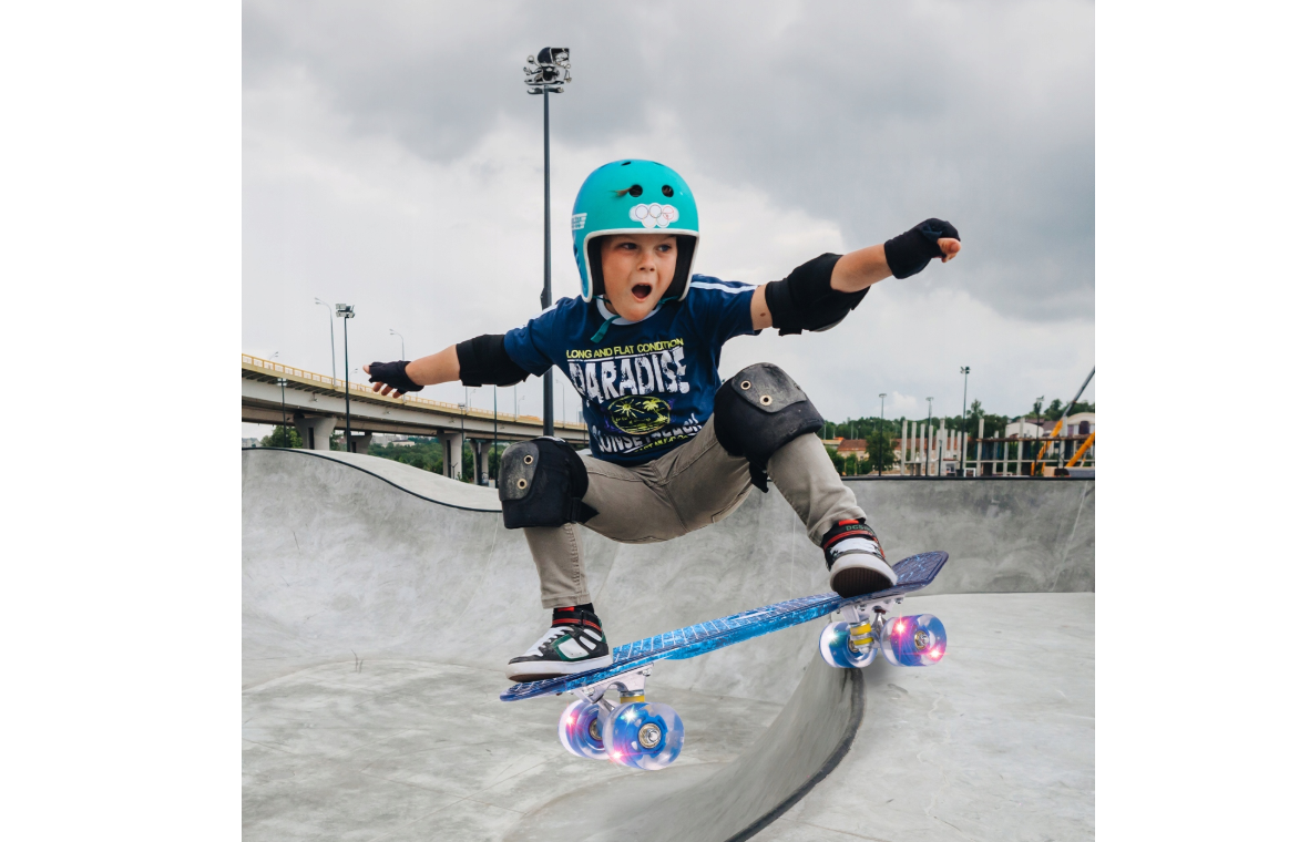 Skateboard cu LED-uri pentru copii Glowing Galaxy, 56 x 15 cm, MalPlay ML110911